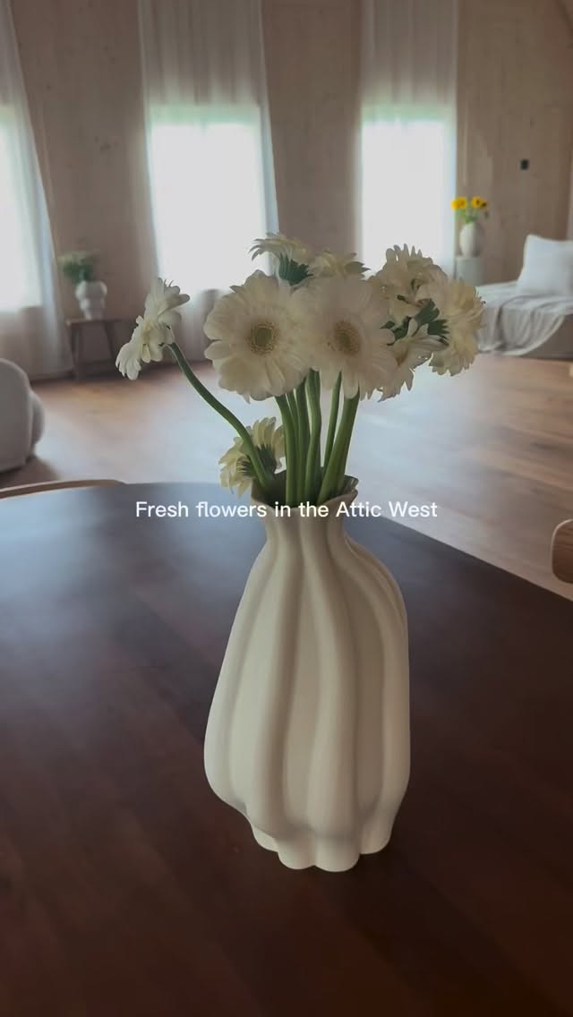 Immer frische Blumen @atticweststudio 
Ein wunderbarer Ort für all deine Projekte ☀️🫶🏻#atticweststudio #silvafernandesfotografie #workshopbern #frauenimbusiness #eventraum