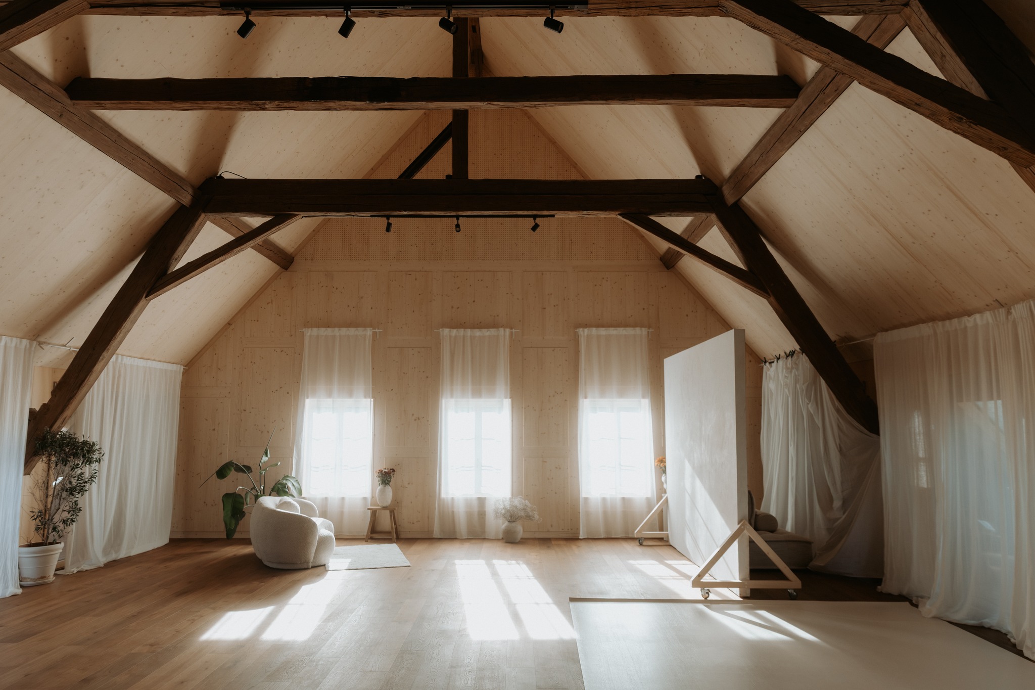 Ein Raum, der sich verwandeln kann. ✨
Das Attic West lässt sich mieten – für Getting Ready, Events, Workshops oder kreative Projekte.
Der Raum ist wandelbar: wir können Möbel, Hintergründe und Deko ganz nach deinem Konzept anpassen. Mal minimalistisch, mal lebendig – immer mit diesem besonderen Licht und der ruhigen Atmosphäre. Es ist dieser Mix aus Licht, Holz und Offenheit, der jedes Mal wieder etwas Neues entstehen lässt. ✨
Wenn du etwas planst und einen schönen, hellen Ort suchst:
👉 Mehr Infos auf atticwest.ch oder einfach eine Nachricht schreiben.

#atticwest #bernwest #bernstudio #eventlocationbern #workshopbern #kreativraumbern #gettingreadybern #slowspace #lichtdurchflutet #bernkreativ #fotostudiobern #eventspacebern #silvafernandesfotografie